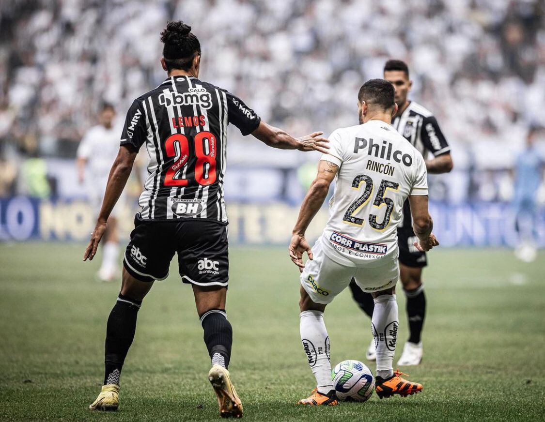 Em jogo de estreia da nova arena, Paulinho garante festa do Atlético-MG, e Santos permanece no Z-4 do Brasileirão