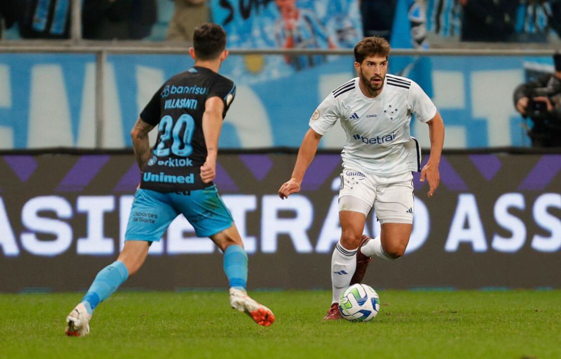 Suárez marca, dá assistência de letra e Grêmio atropela o Cruzeiro para voltar ao G4