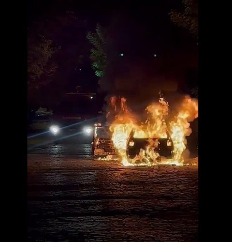 Carro pega fogo repentinamente e fica completamente destruído pelas chamas, em Cajazeiras