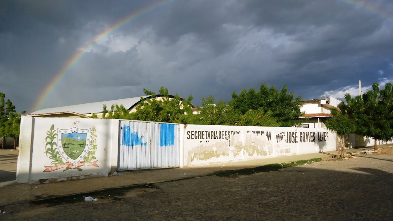 Aluna da Escola Estadual José Gomes Alves, no bairro Jatobá, reclama de que aulas estão suspensas há quase duas semanas devido a falta d'água