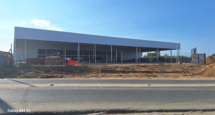 Homens armados assaltam vigilante do Mix Mateus em Patos na tarde desta segunda (28); arma, colete e rádio comunicador foram levados 