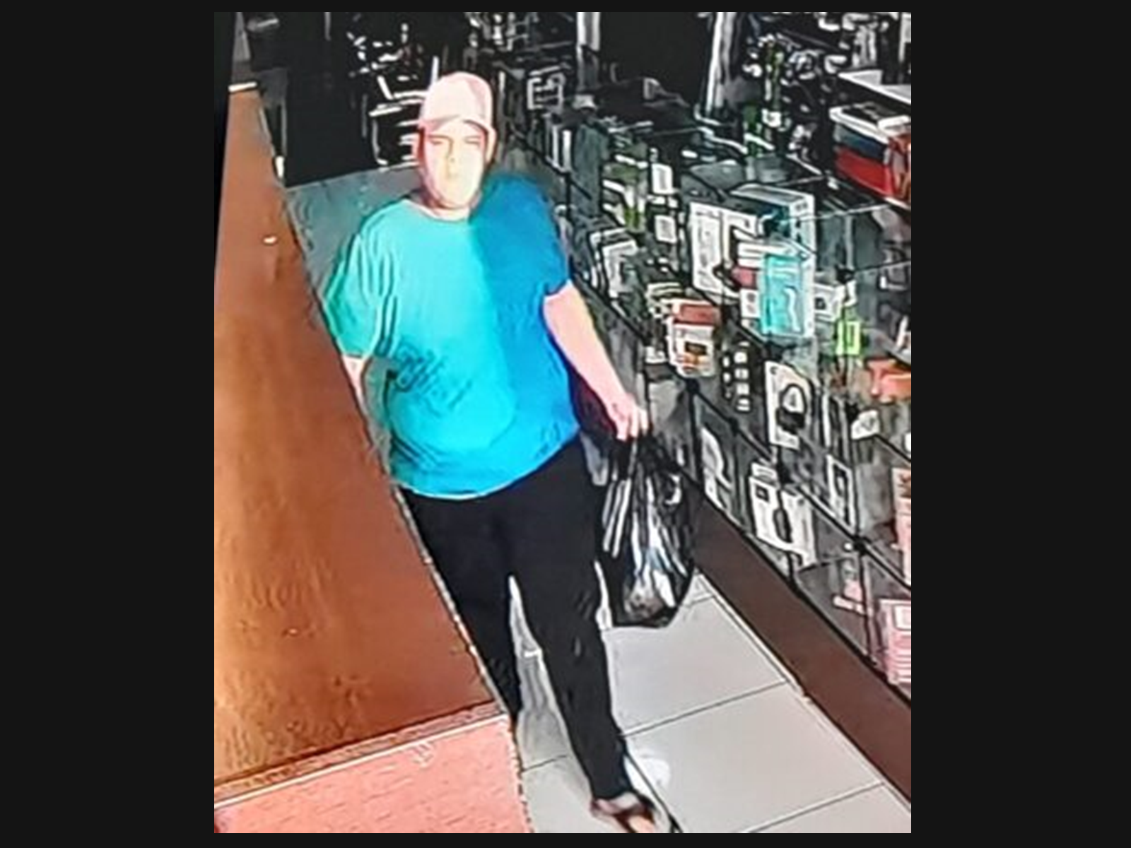 Homem armado amarra vendedora para assaltar loja de eletroeletrônicos em Piancó; veja vídeo