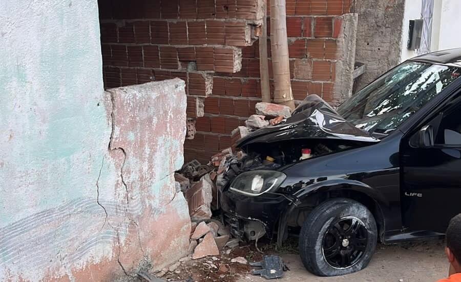 Motorista perde controle de carro, invade residência e deixa jovem ferido, em Boa Ventura