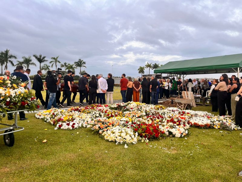 Políticos, familiares e amigos se despedem de Guilherme de Castro, morto em acidente de jet-ski