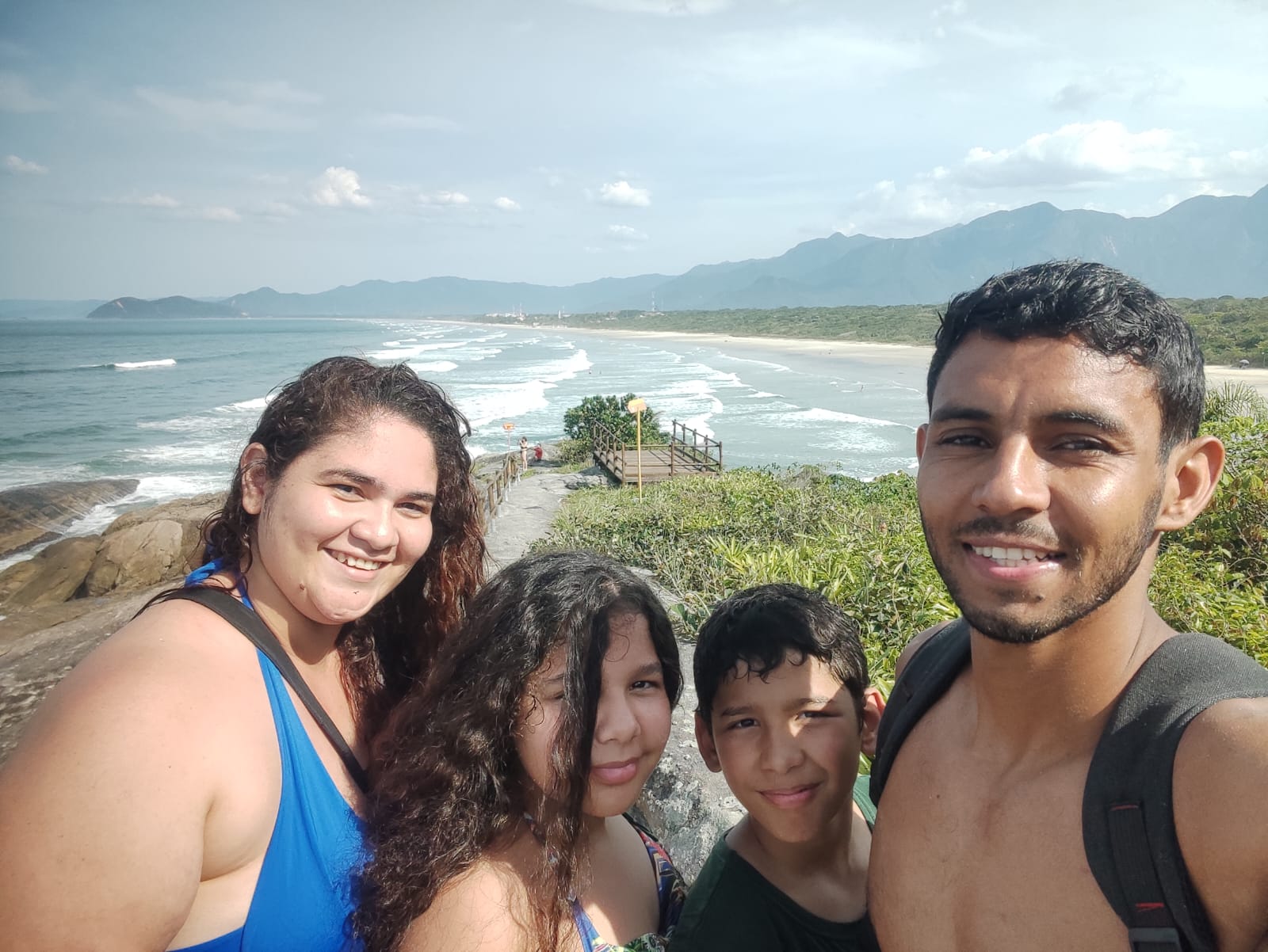 Família de Patos que mora em São Paulo encontra filhote de tubarão durante visita à praia em Bertioga e faz resgate do animal; veja vídeo