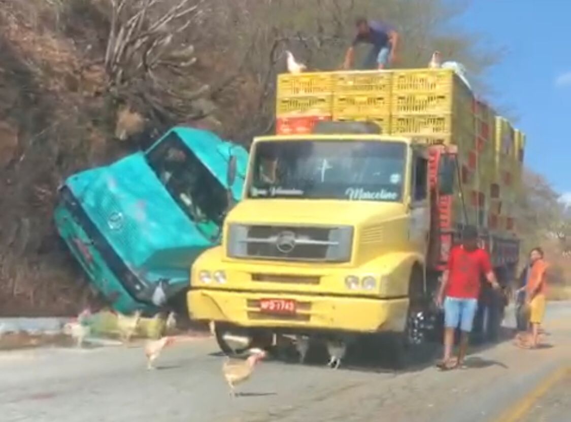 Caminhão com carga de galinhas vivas tomba na Serra do Teixeira, na manhã desta terça-feira (05); veja vídeo