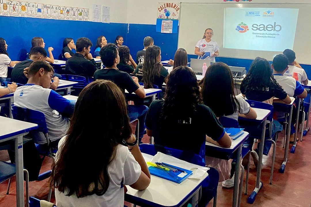 Alunos das escolas municipais de Patos concluem primeira fase de série de aulões de Português e Matemática aos sábados
