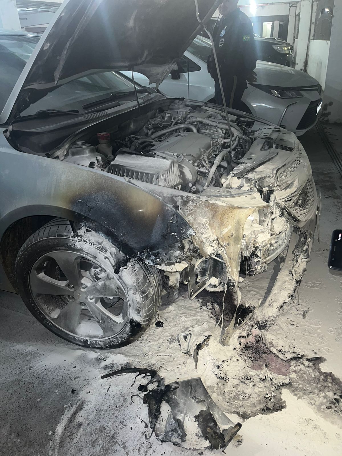 Proprietária de carro que pegou fogo dentro de estacionamento de shopping, em Patos, faz relato do ocorrido