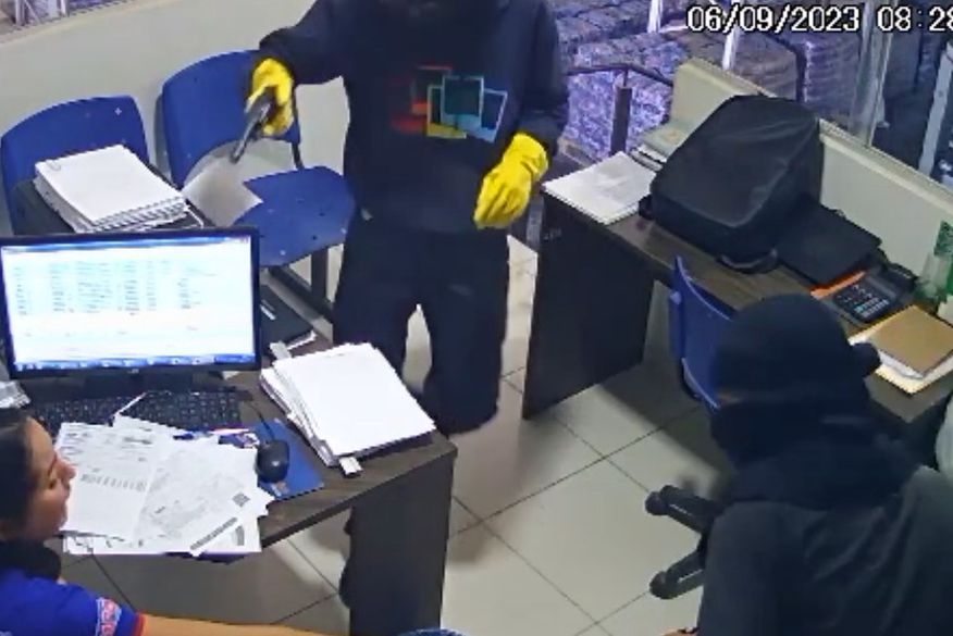 Grupo armado assalta fábrica de sabão em Cajazeiras, troca tiros com polícia e dois acabam mortos; veja vídeo