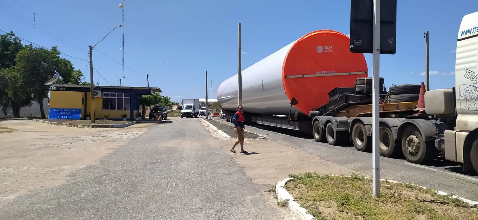 Motorista com sintomas de embriaguez é preso pela PRF transportando torre eólica em carreta, na BR-230, em Pombal