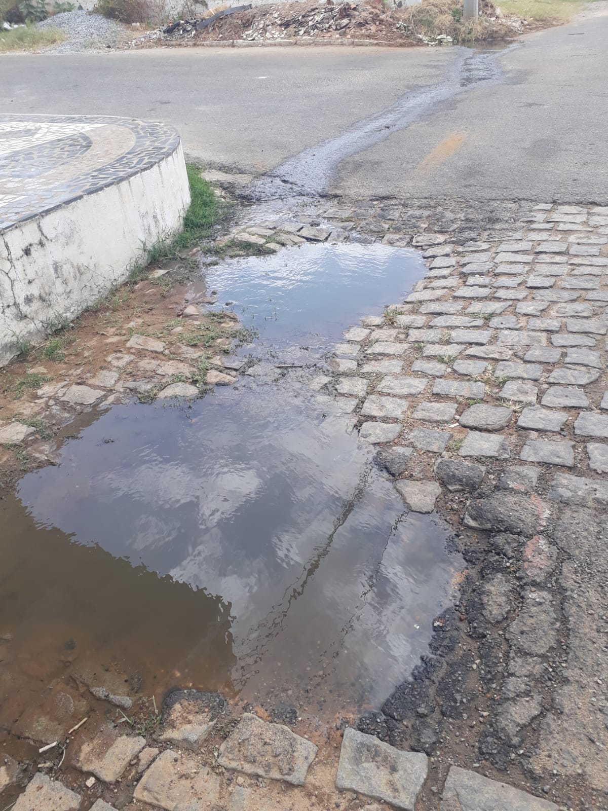 Moradora do Bairro São Sebastião, em Patos, faz reclamação sobre galeria estourada; Prefeitura diz que demanda será atendida