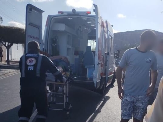 Duas pessoas ficam feridas em colisão entre motocicletas na manhã desta quinta-feira (07), no bairro Monte Castelo, em Patos