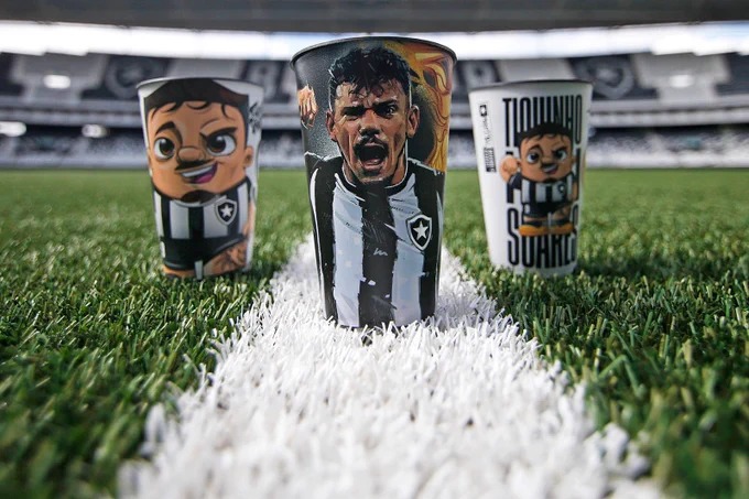 Atacante do Botafogo, Tiquinho Soares, pede parte do lucro de itens de coleção do clube para instituições de caridade paraibanas
