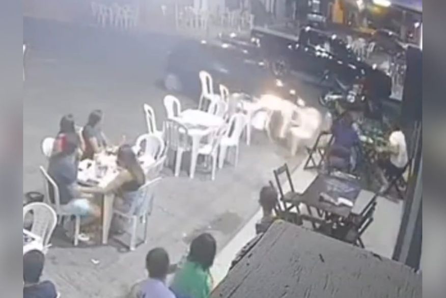 No Sertão: mulher que estava aprendendo a dirigir perde controle de carro, bate em outro veículo, invade calçada de bar e quase atropela clientes; veja vídeo