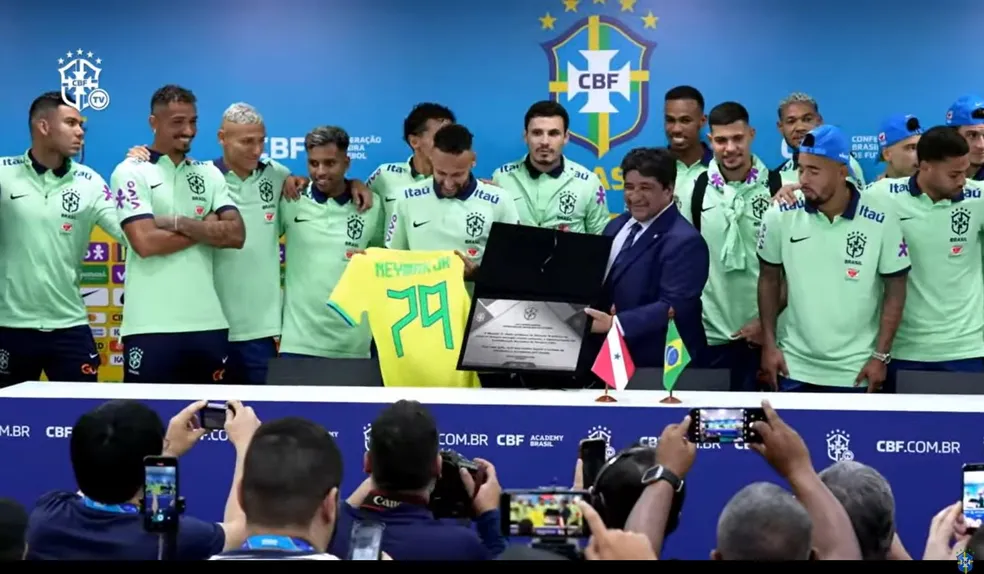 Neymar ganha placa da CBF, celebra marca e exalta Pelé: 