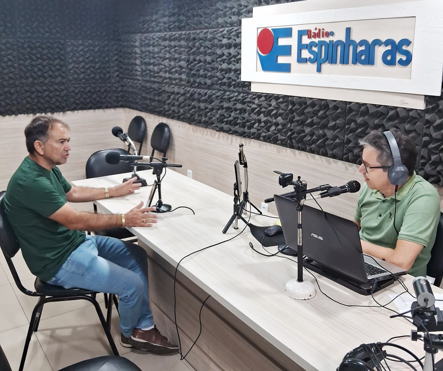 Em entrevista na Rádio Espinharas, Brother fala sobre sua trajetória de vida e diz que eventual candidatura ainda não está definida 