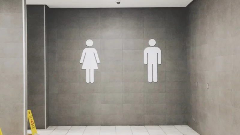 Prefeito Cícero Lucena veta projeto que proibia banheiros coletivos unissex em João Pessoa