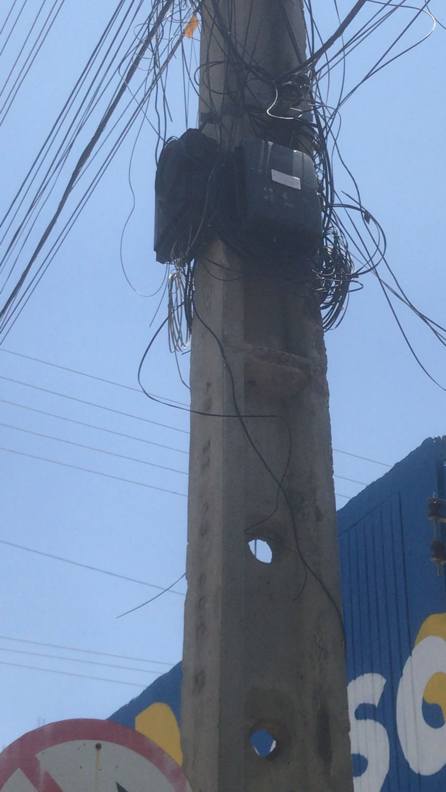 Morador do bairro Santo Antônio relata preocupação com fios de internet soltos na localidade