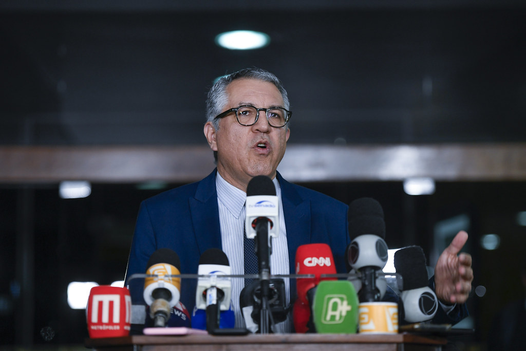 Ministro das Relações, Alexandre Padilha, diz que Governo Federal antecipará valores para compensar perda de ICMS e queda no FPM