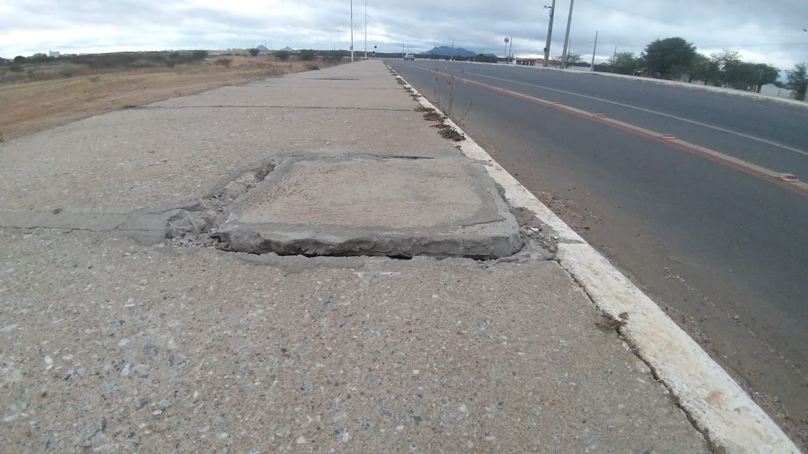 Internauta denuncia que problemas no calçadão da Alça Sudeste, em Patos, estão provocando pequenos acidentes