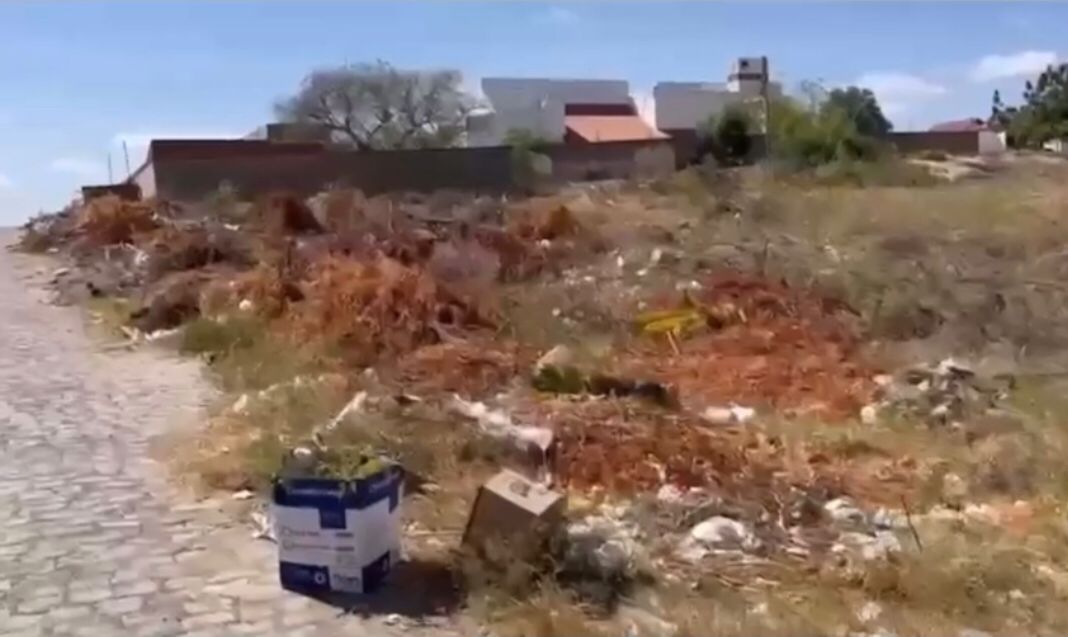Moradora do Bairro da Maternidade, em Patos, cobra providências da prefeitura para descarte de lixos e entulhos em terreno; gestão se pronuncia