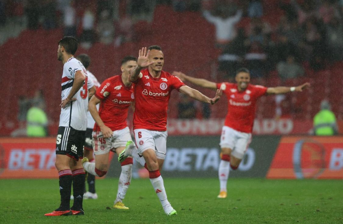 São Paulo toma a virada para o Internacional e aumenta série sem vitórias no Brasileirão