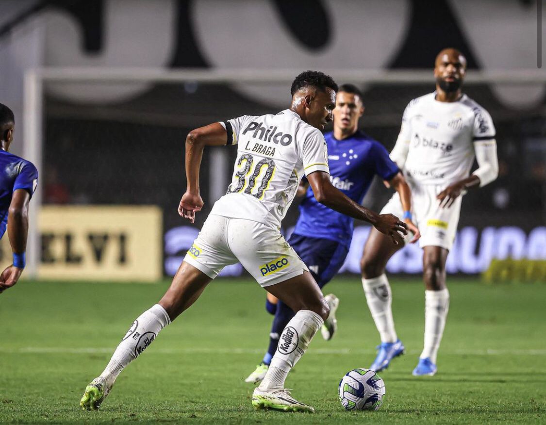 Cruzeiro vence na Vila Belmiro e afunda o Santos na zona do rebaixamento do Brasileirão