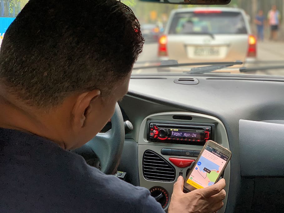 Juiz condena Uber a contratar todos os motoristas e pagar multa de R$ 1 bilhão