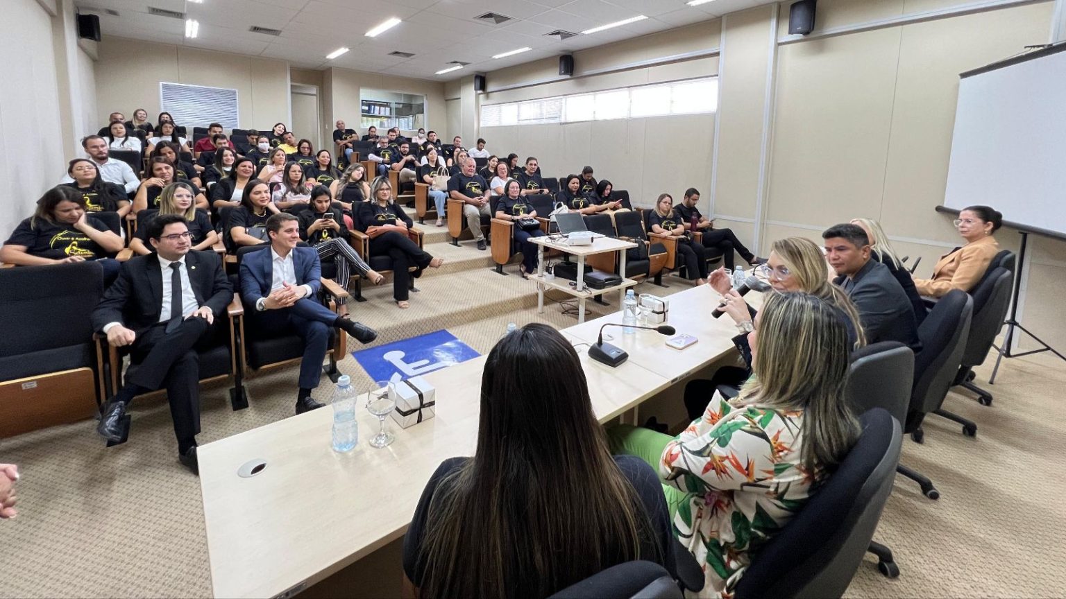 Diretora do CEREST destaca a importância do I Fórum Regional de Saúde Mental com a temática sobre o trabalho