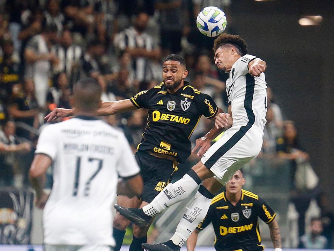 Com gol de Paulinho no fim, Botafogo perde para o Atlético-MG e vê vantagem diminuir no Brasileirão