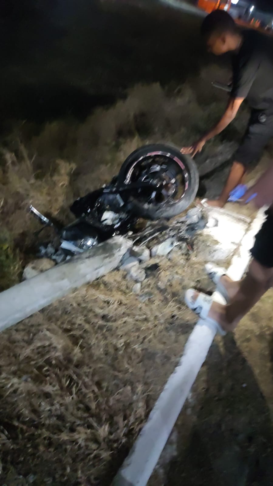 Homem morre e duas pessoas ficam feridas em grave colisão entre motocicletas na noite deste domingo (17), na BR-361, em Patos