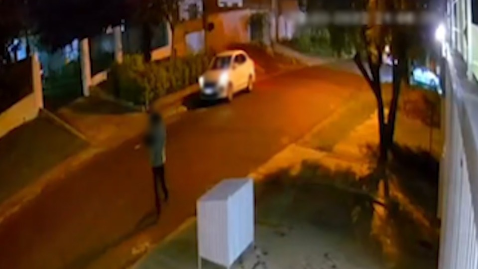 Moradora do Conjunto José Mariz em Patos, denuncia presença suspeita de homem observando e fotografando crianças na praça do bairro