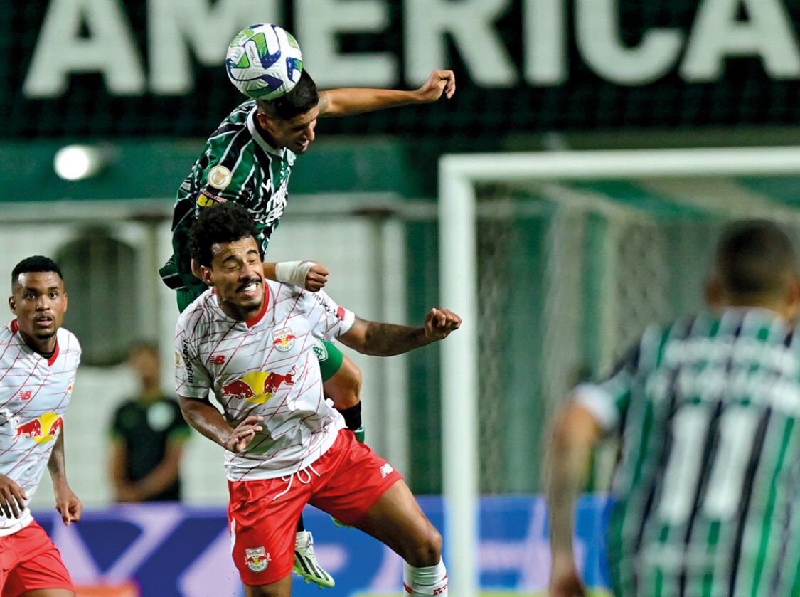 Cleiton defende pênalti nos acréscimos, Bragantino vence o América-MG e entra no G4 do Brasileirão