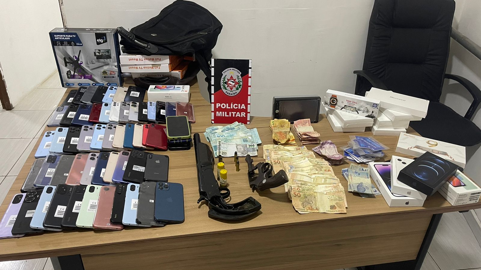 No Sertão: Polícia Militar prende dupla de assaltantes em flagrante, apreende armas, 57 celulares, mais de R$ 11 mil e diversos materiais roubados