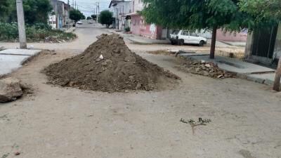 Moradora do bairro Monte Castelo, em Patos, faz apelo por conclusão de obra em calçada e reclama de material deixado no meio da rua; prefeitura se pronuncia