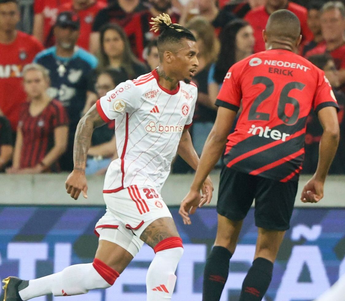 Em jogo marcado por lesões, Athletico-PR vence o Internacional