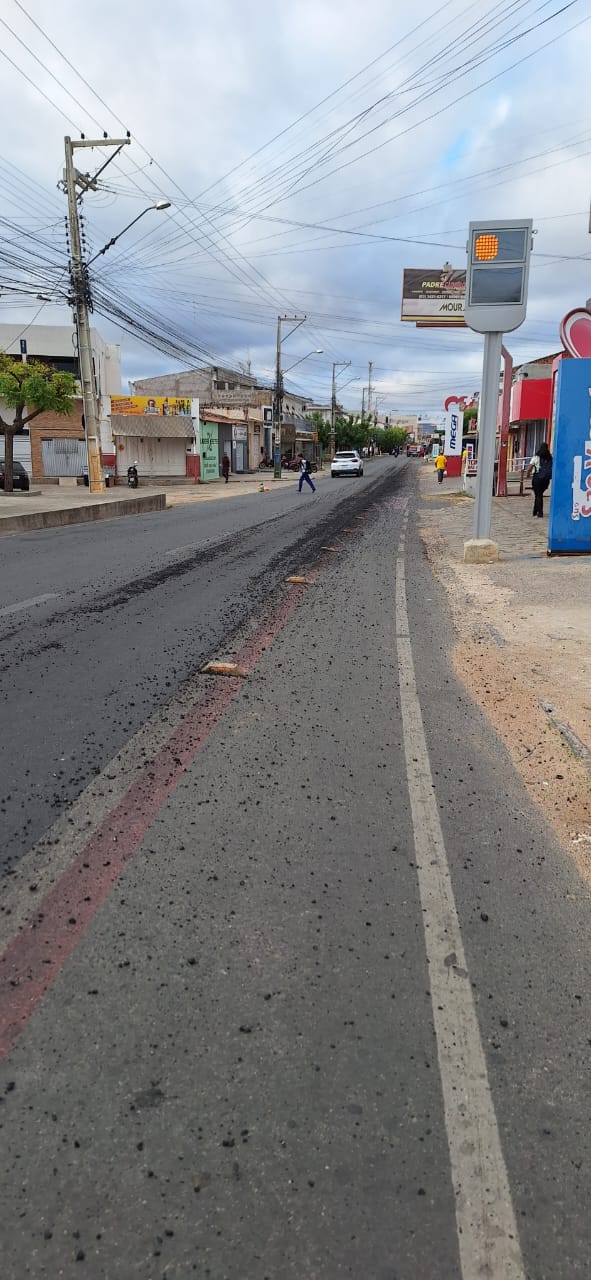 Cidadão alerta para material de asfalto derramado ao longo da ciclovia da Avenida Manoel Mota, na zona sul de Patos; equipe responsável fará retirada