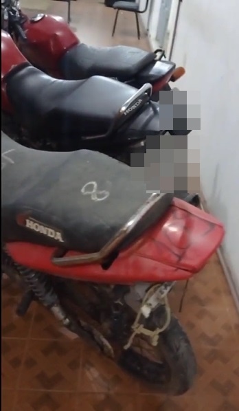 Policiais do BOPE prendem homem com motocicleta furtada e dois veículos adulterados, em Patos