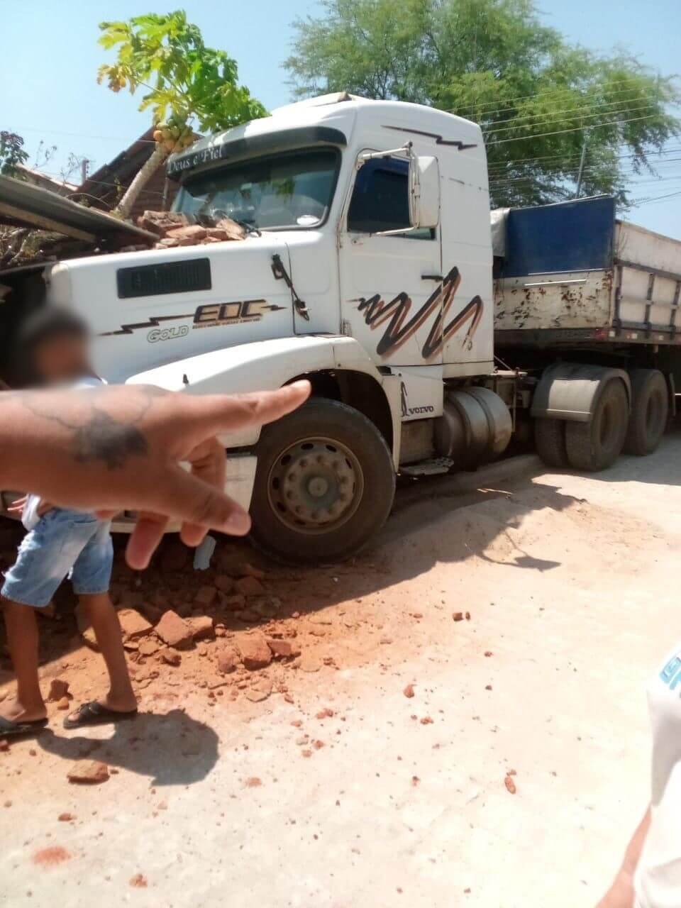 Carreta desgovernada bate em residência no bairro Sete Casas, em Patos, na manhã desta sexta-feira (22)