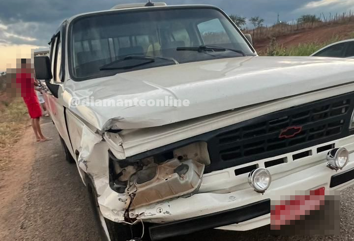 Motorista colide carro contra motos e deixa jovem ferido, no Vale do Piancó; veja vídeo