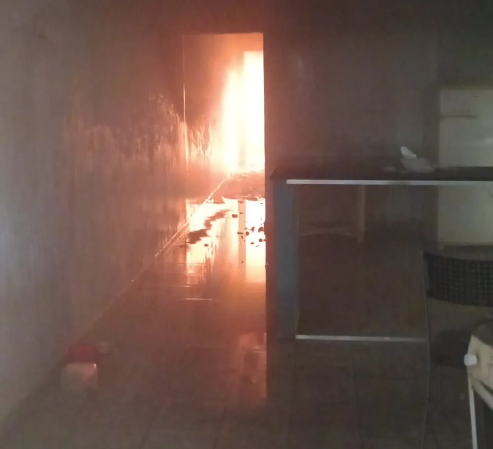 No Sertão: Mulher é presa suspeita de matar companheiro e atear fogo na casa com o corpo dentro, em Cajazeiras