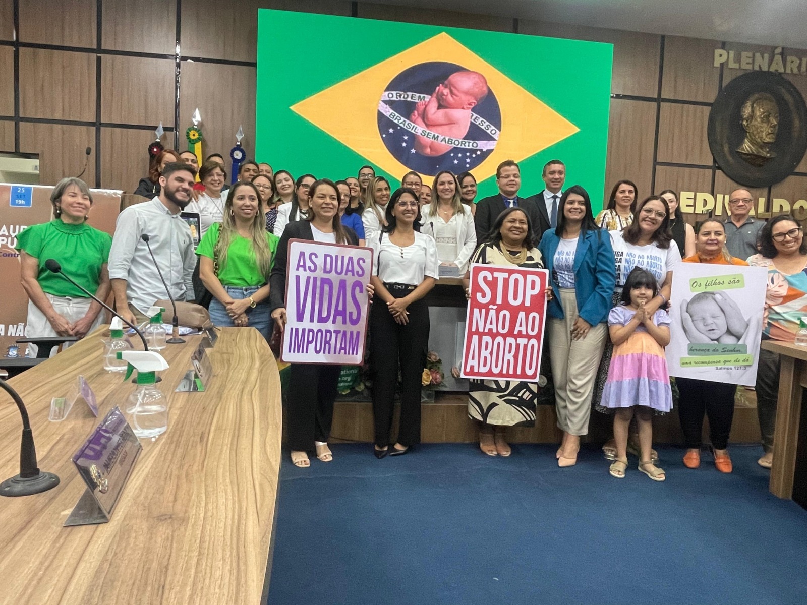 Vereadora Nadir agradece o apoio da comunidade na Audiência Pública sobre o aborto, realizada na Câmara Municipal de Patos na última segunda-feira (25)