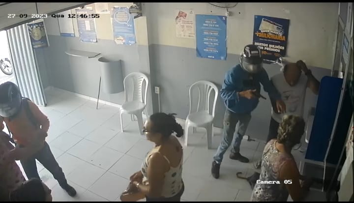Dupla armada assalta Casa Lotérica na tarde desta quarta-feira (27), em Junco do Seridó; veja vídeo