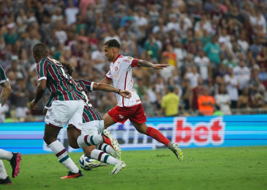 Com um jogador a menos, Cano decide e Fluminense busca empate contra o Internacional, pelas semifinais da Libertadores