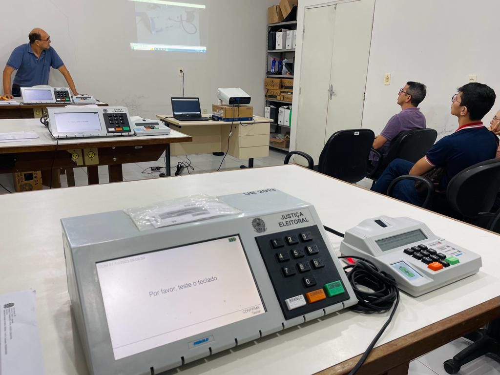 TRE-PB realiza treinamento dos técnicos e preparação de urnas para as eleições deste domingo, 1º de outubro