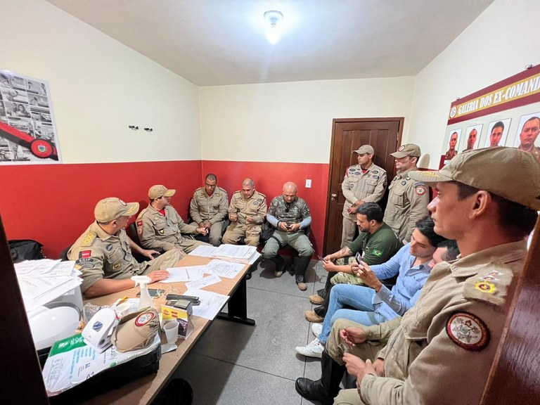 Força-tarefa recebe reforço do Ibama para conter o fogo na área em torno do Parque Estadual Serra da Santa Catarina