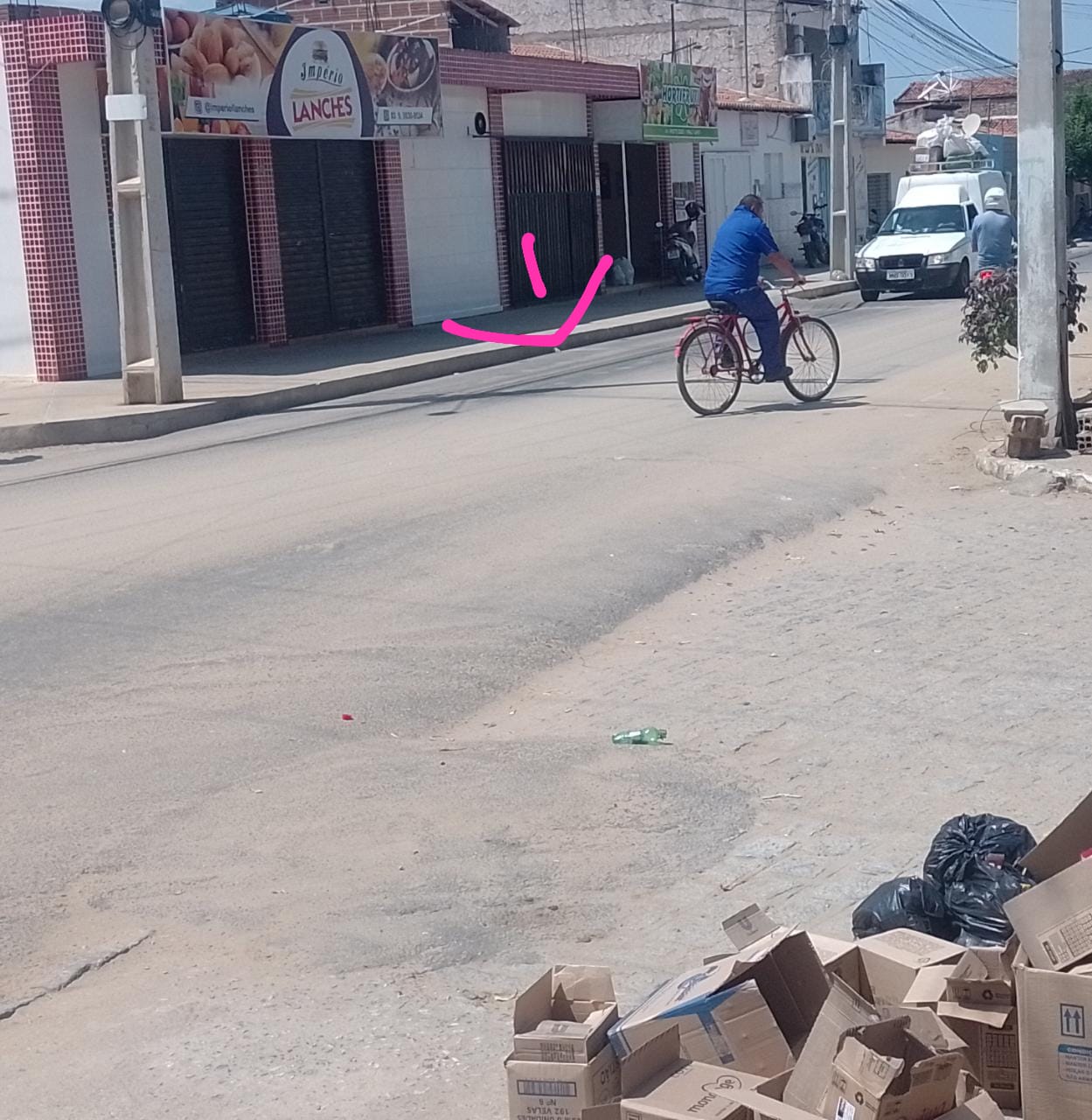 Internauta cobra restauração de faixa de pedestre e quebra-molas na Rua Severino Dutra, em Patos; STTRANS diz que serviços estão no cronograma