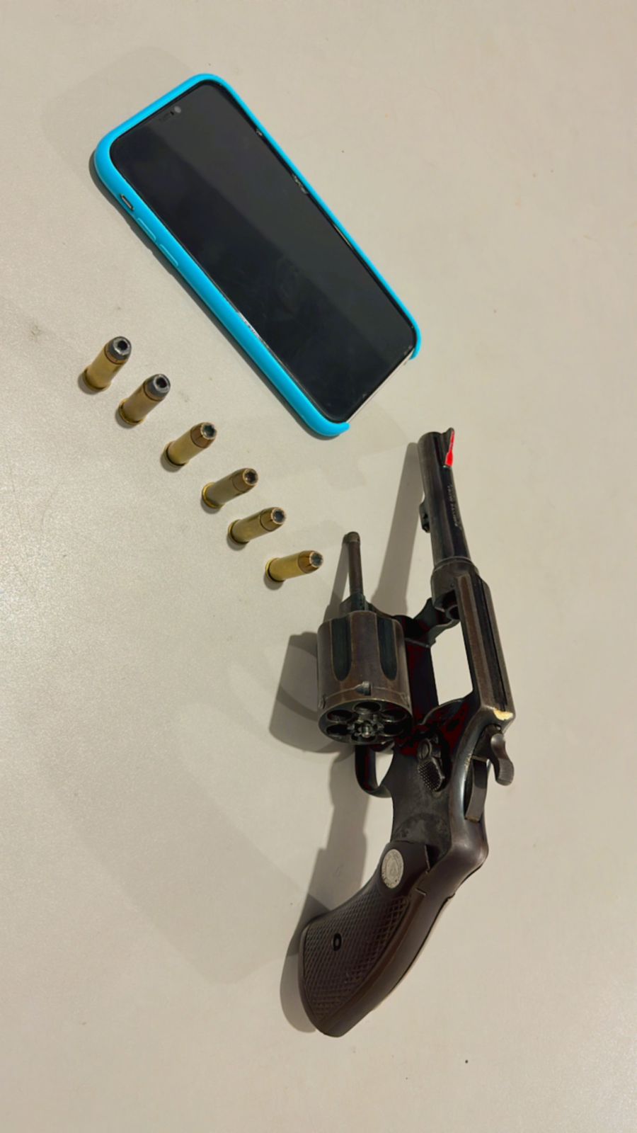 Polícia apreende arma de fogo e celular durante abordagem em Patos nesta segunda (02)