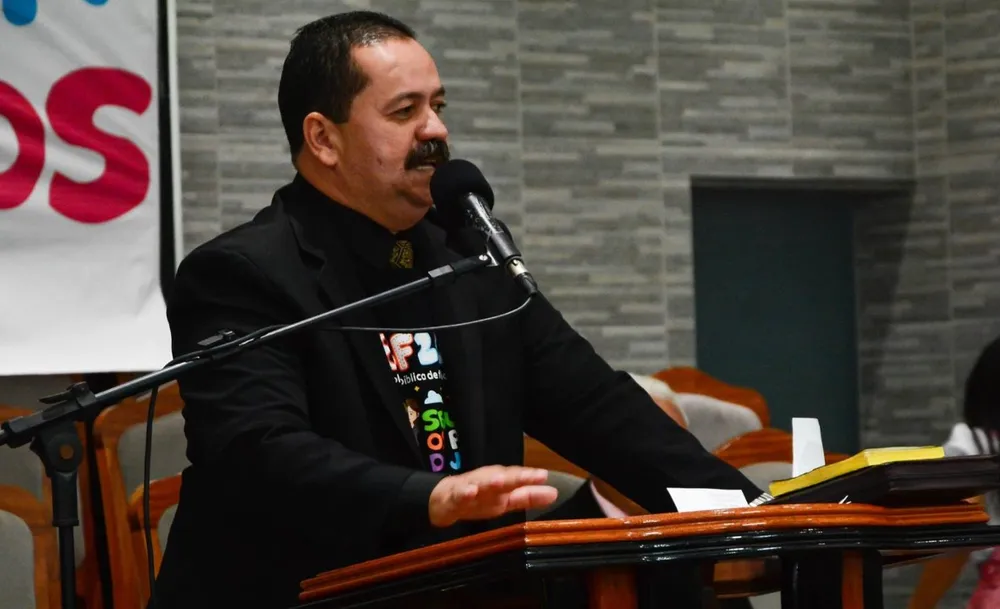 Pastor foragido que é investigado por golpe de R$ 3 milhões admite que usava cartões de fiéis