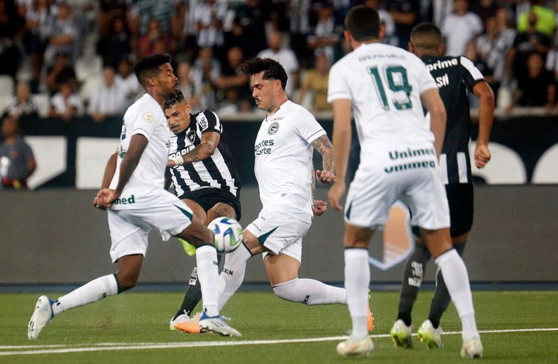 Com vaias da torcida a Bruno Lage, Botafogo só empata com o Goiás e vê vantagem na liderança diminuir
